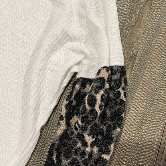 NWT Kenzie Parker Long Sleeve Top Cheetah Print Sleeves Waffle Knit White Size S - Picture 2 of 7